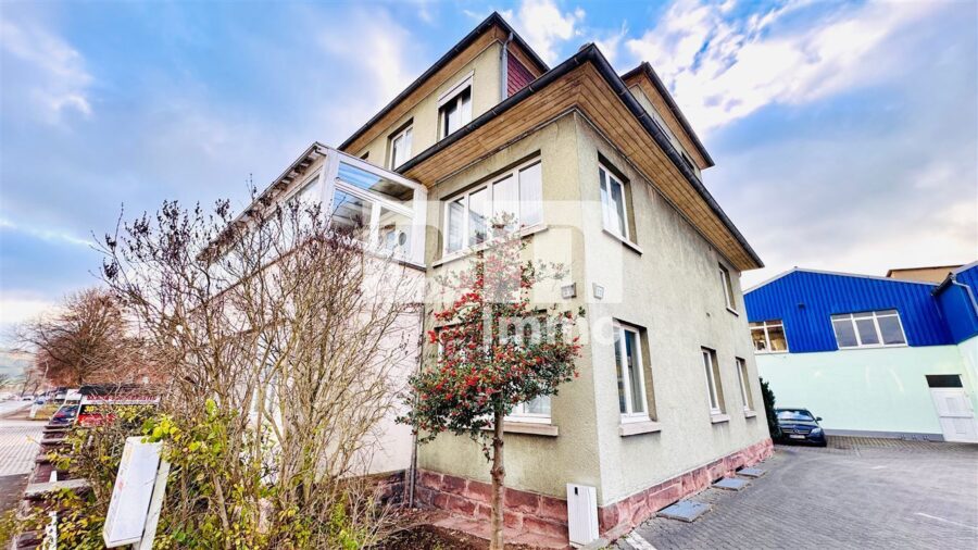 Villenartiges 1-3 Familienhaus mit viel Platz für die große Familie und viele weitere Möglichkeiten - Frontansicht